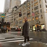Au-Pair Diana vor Gebäuden in New York