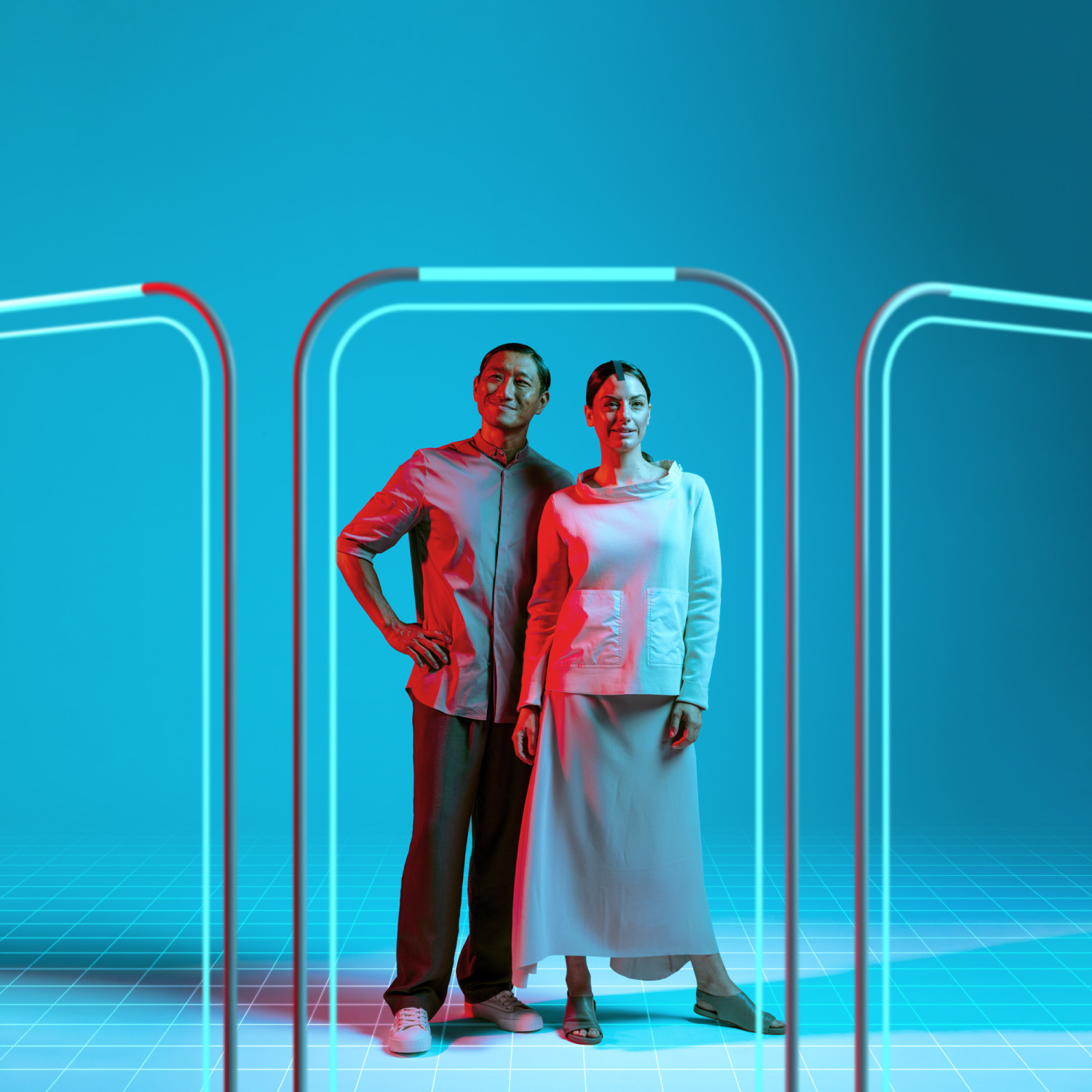Ein Mann und eine Frau stehen vor drei Portalen und blicken erwartungsvoll nach vorn
