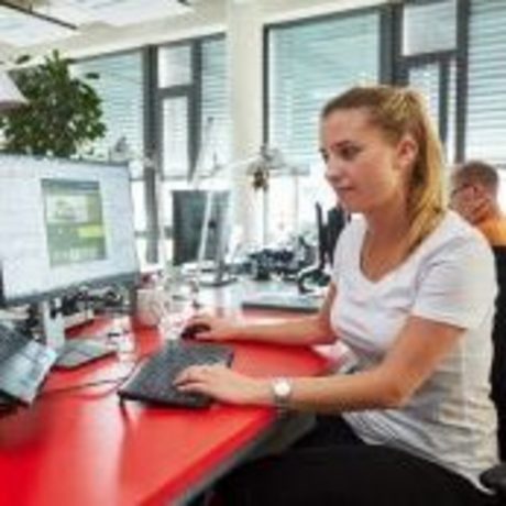 Eine Frau arbeitet am Computer.