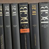 Blick auf mehrere Buchrücken von Gesetzbüchern im Regal einer Bibliothek