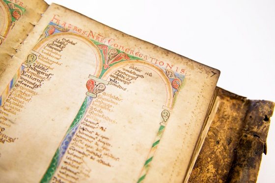 Altes Buch bzw. mittelalterliche Handschrift. Vergilbtes Papier, kunstvoll erstellt.