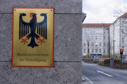 Foto vom Bundesadler-Schild am Bundesverteidigungsministerium (Foto: Sonja Trabandt)