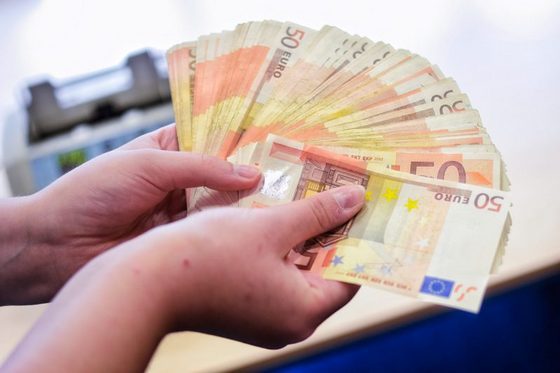 Zwei Hände die ein Bündel 50 Euro Scheine auffächern (Foto: Martin Rehm)