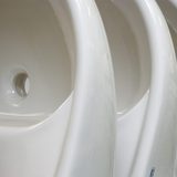 Detail: Weiße Keramikbehälter sind hintereinander aufgereiht.