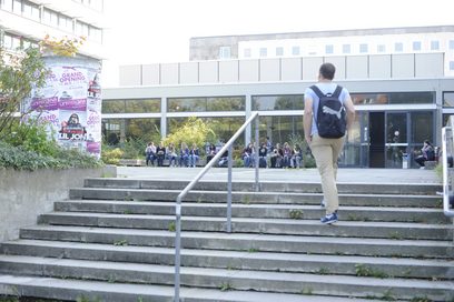 Ein Student betritt die Uni.