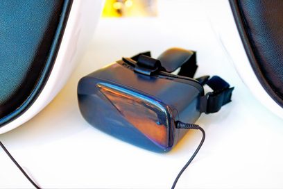 Ein Bild einer VR-Brille die mit Kabel geladen wird.