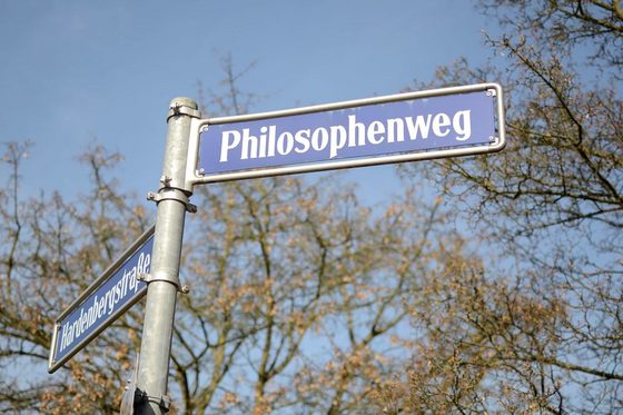 Ein Straßenschild mit der Bezeichnung Philosophenweg. 