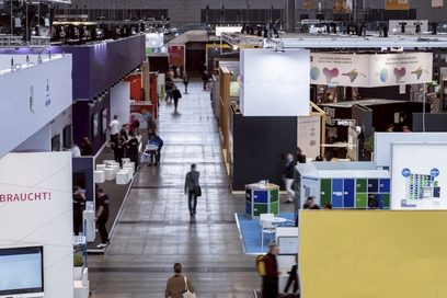 Eine Messehalle mit Ständen von Ausstellern.