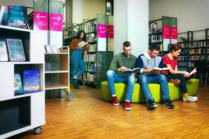 Studierende in einer Bibliothek (Foto: Julien Fertl Photography)