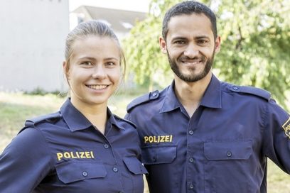 Portrait einer Polizistin und eines Polizisten in Uniform.