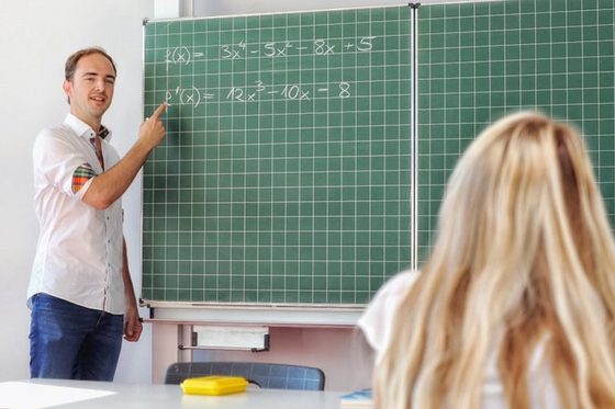 Ein Mathelehrer steht an der Tafel und erklärt etwas. Foto: Nicole Schwab