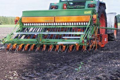 Landmaschine, die auf einem Feld Getreide aussäht