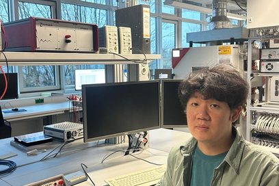 Portraitbild von Dong-Seok Oh vor einer technischen Anlage. 