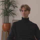 Milan Jannek Kröhl studiert Internationales Nachhaltigkeitsmanagement und wohnt in Berlin.
