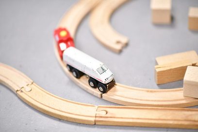 Ein Zug steht auf einer Holzeisenbahn.
