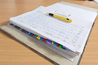 Ein Ordner mit Notizen und einem Zahlenregister.