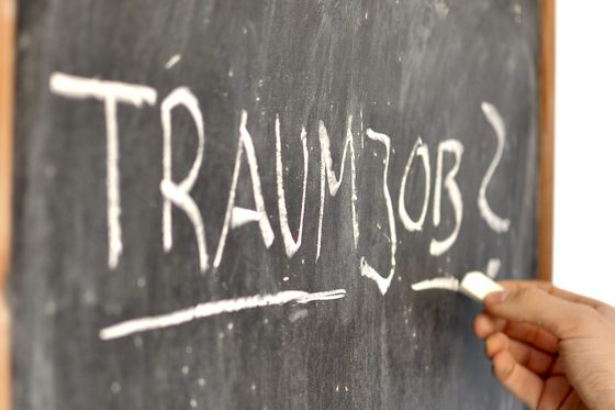Hand schreibt das Wort "Traumjob" an eine kleine Tafel. (Foto: Lisa Zirkelbach)