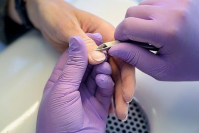 Eine Kosmetikerin arbeitet an den Nägeln einer Kundin. (Foto: Thomas Lohnes)