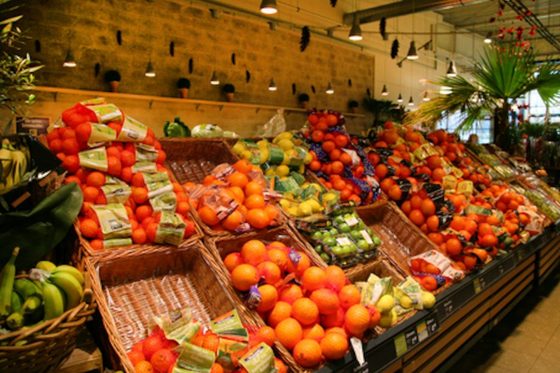 Eine Auslage mit verschiedenen Obstsorten in einem Supermarkt