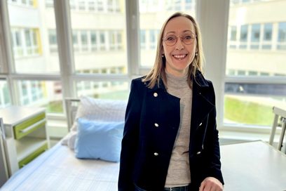 Sylvia Klass, Geschäftsleiterin des Bildungszentrums für Gesundheitsberufe der Asklepios Kliniken Hamburg GmbH, steht vor einem Patientenbett.