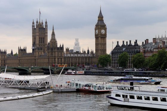 Ansicht von London mit Big Ben von der Themse aus. 