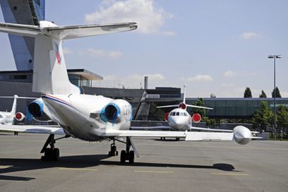 Drei Kleinflugzeuge stehen geparkt auf einem Flugplatz.