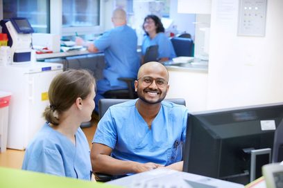 Gesundheits- und Kinderkrankpfleger Daniel Joseph Paul bei der Arbeit im Krankenhaus..
