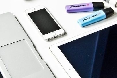 Tablet, Laptop und Smartphone liegen auf einem Schreibtisch.