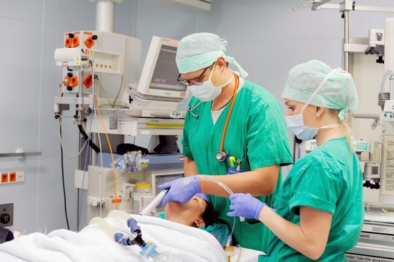 Eine Person wird auf einem Operationstisch intubiert. (Foto: Isabella Fischer)