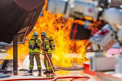 Zwei Feuerwehrmänner löschen ein Feuer. (Foto: Marc Dickler)