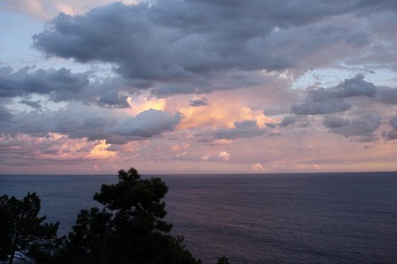 Das Bild zeigt einen wolkenbedeckten Himmel in der Abenddämmerung.