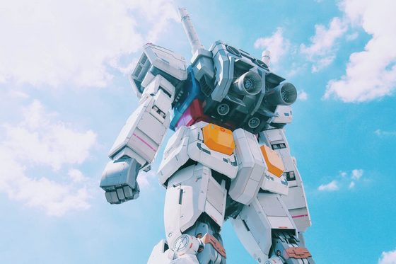 Rückansicht eines lebensgroßen Gundam-Roboters