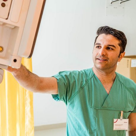 Mohammad Tamim Faqiri bei seiner Arbeit als Fachkrankenpfleger