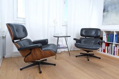 Zwei Sessel im Büro eines Psychotherapeuten.