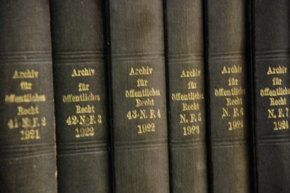 juristische Fachbücher in einer Bibliothek