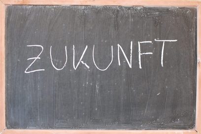Auf einer Schreibtafel mit Holzrand steht in Großbuchstaben das Wort Zukunft. (Foto: Martin Rehm | Bundesagentur für Arbeit)