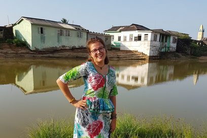 Emilia Dorfner steht vor einem Gewässer in Ghana.