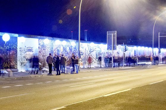 Ein Bild der Berliner Mauer mit einer Lichtinstallation.