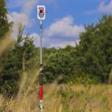 Ein Messelement zur Messung von Distanzen steht auf einem Feld (Foto: Swen Reichhold)
