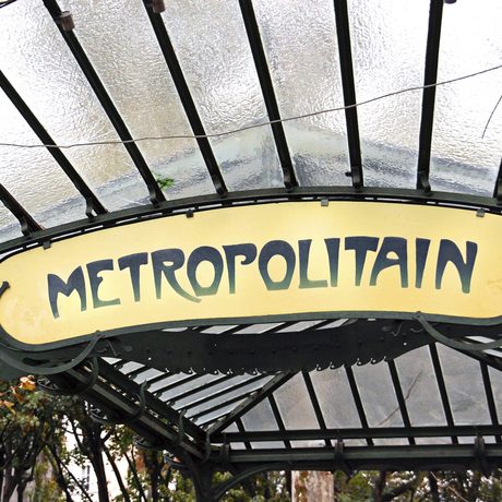 Schild der Pariser U-Bahn-Station Montmartre auf dem "Metropolitain" steht.