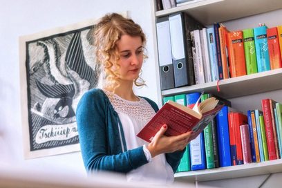 Eine junge Frau liest ein Buch.