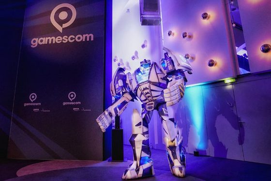 Das Foto zeigt den "gamebot" während der Pressekonferenz der gamescom 2020