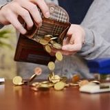Geldmünzen fallen aus einem Geldbeutel (Foto: Meramo Verlag)