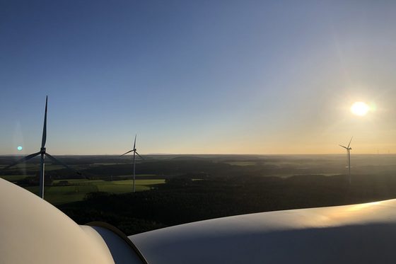 Blick von einem Windrad auf den Sonnenaufgang