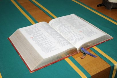 Aufgeschlagene Bibel auf einem Altar.