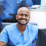 Gesundheits- und Kinderkrankpfleger Daniel Joseph Paul bei der Arbeit im Krankenhaus..