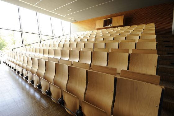Ein leerer Hörsaal mit hochgeklappten Stühlen (Foto: Frank Pieth)