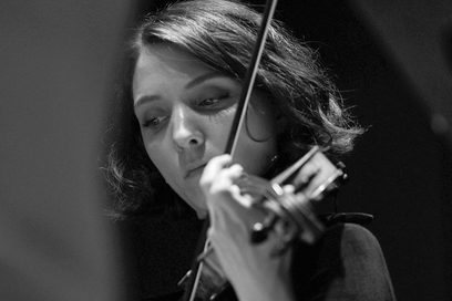 Die Violinistin Christine B. spielt ihr Instrument - die Geige.