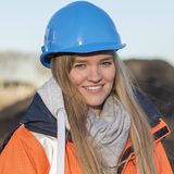 Die Fachkraft für Wasserwirtschaft Katja Gooßens mit Schutzhelm auf einer Baustelle. (Foto: LINEG)