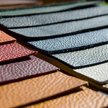 Detail verschieden gefärbter Lederschnipsel, die aneinander gereiht und nach Farben sortiert sind. (Foto: Meramo Studios)
